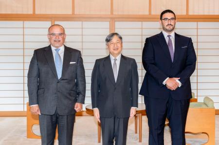 バーレーンのサルマン皇太子(左)らと記念撮影される天皇陛下=19日午後、皇居・御所(宮内庁提供)