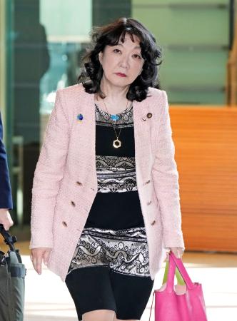 　首相官邸に入る片山財務相＝２４日午前