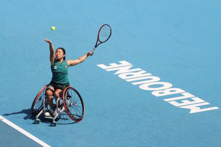 　車いすの部女子シングルス１回戦でプレーする上地結衣＝メルボルン（ゲッティ＝共同）
