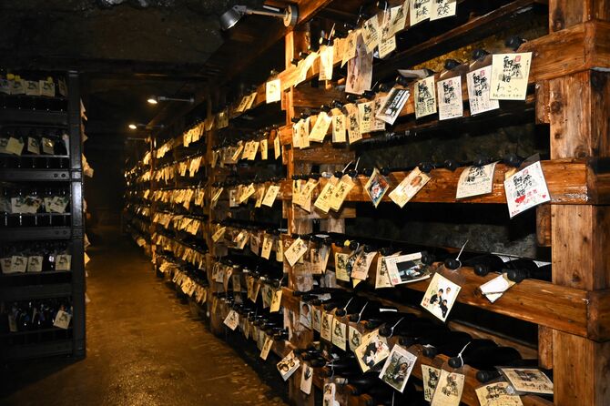 特別なラックで貯蔵熟成されているオーナーズボトル=8月2日、那須烏山市