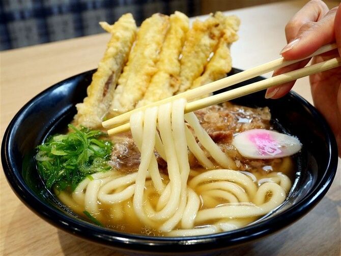 資さんうどん両国店の「肉ごぼ天うどん」。ごぼう天を3本か5本か選べるのも喜ばれている=東京都墨田区