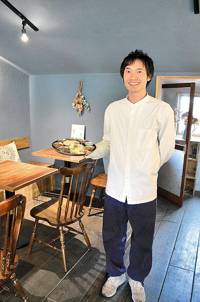 夜の月の空間をイメージした青い壁の店内。「自分流の混ぜ方や食べ方を見つけてください」と上杉さん