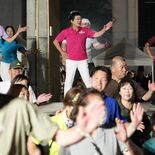 栃木市長フェスで「ダンシング・ヒーロー」披露　ホコ天で市職員とダンス