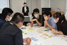 シミュレーションゲームで財政理解　下野市、若手職員が研修