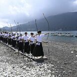 中禅寺湖畔で“与一”2000人、弓道の腕前披露　日光で「扇の的弓道大会」