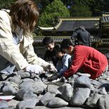 日光東照宮などで江戸時代から続く「栗石返し」　境内に響く「カチカチ」　…