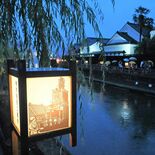 栃木・蔵の街照らす薄明かり　巴波川で行灯まつり始まる