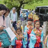 子ども24人、華やか衣装で練り歩き　稚児行列初開催　足利・薬師寺
