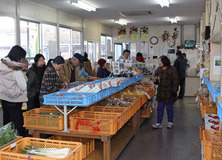 道の駅きつれがわ直売所（ＪＡしおのや）　キノコなど観光客に好評