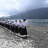 中禅寺湖畔で“与一”2000人、弓道の腕前披露　日光で「扇の的弓道大会」