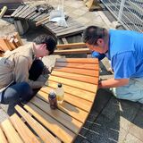 ごみ拾いをきっかけに意気投合　協力隊員と職人が市街地でベンチづくり活動　小山