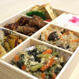 いもフライ、黒から揚げ…誰でもおいしく食べられる　佐野松桜高生が考えたハラール対応弁当
