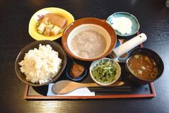 【推しの逸品】栄養豊富な「山の王様」　黒とろろ定食　タカネマンコーヒー（宇都宮）