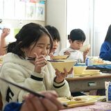 「甘くておいしい」地元産ネギ　栃木の企業が260キロ提供、市内全小中学校の給食に