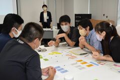シミュレーションゲームで財政理解　下野市、若手職員が研修