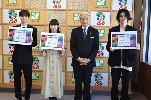 大使に任命された福田さん（左）と飯塚さん（左から２人目）、高津戸さん（右）＝７日午後、県庁
