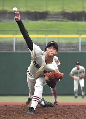 今大会初のノーヒットノーランを達成した作新の斎藤＝清原