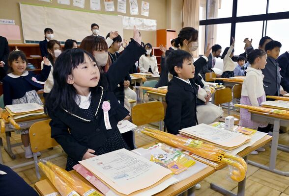 最初のホームルームで元気よく手を上げる新入生たち＝９日午前９時35分、栃木市寄居町