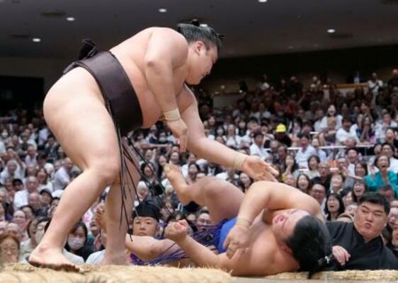 　霧島（左）が寄り切りで藤ノ川を下す＝両国国技館