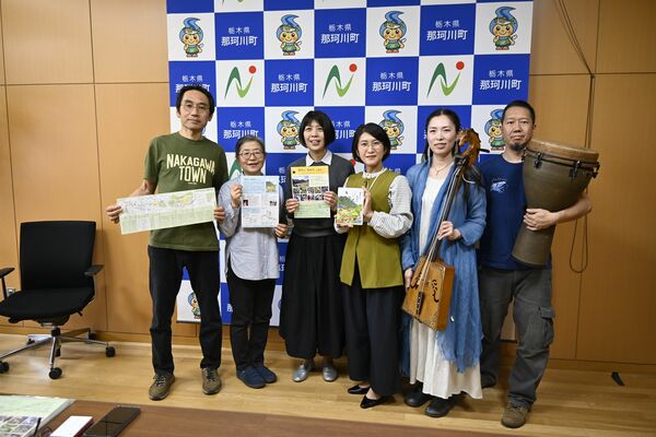益子町長（右から３人目）に完成報告を行った美炎さん（同２人目）ら