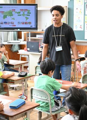 英語の授業で児童たちと交流するシャヴォニさん