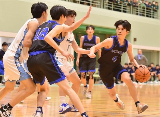 宇北－文星付男子決勝リーグ　第１クオーター９分、文星付の石塚（右）がドライブで切り込む＝県北体育館