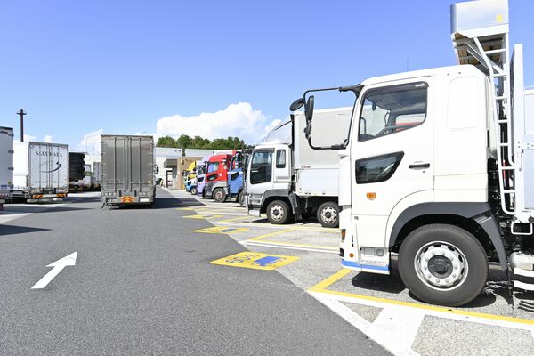 下り線の佐野ＳＡに整備された駐車時間が１時間以内のスペース（右側）＝佐野市