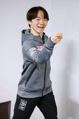 　銀メダル獲得から一夜明け、取材に応じる鍵山優真＝２９日、プラハ（共同）