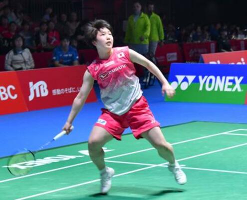 女子シングルス2回戦でプレーする山口茜=東京体育館