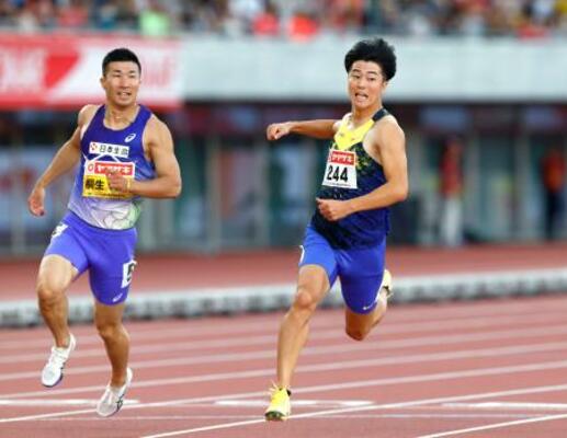 男子100メートルで優勝した多田修平。左は桐生祥秀=パロマ瑞穂スタジアム
