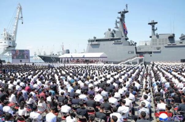 開かれた北朝鮮の5千トン級の新型駆逐艦「崔賢」の就役式=23日、北朝鮮西部・南浦港(朝鮮中央通信=共同)