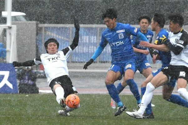 前節の秋田戦。前半、ボールを奪う栃木ＳＣの神戸（左）＝秋田市のソユースタジアム