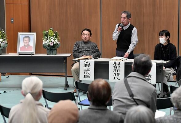 生前の星さんとの思い出を語る参加者＝21日午後１時50分、宇都宮市駒生１丁目
