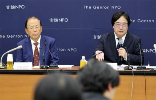 「東京―北京フォーラム」の開催延期について説明する「言論NPO」の工藤泰志代表(右)。左は同フォーラムの武藤敏郎実行委員長=17日午後、東京都千代田区