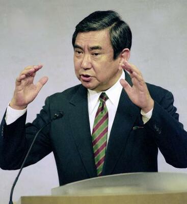 1993年8月、従軍慰安婦問題について談話を発表する河野洋平官房長官=首相官邸