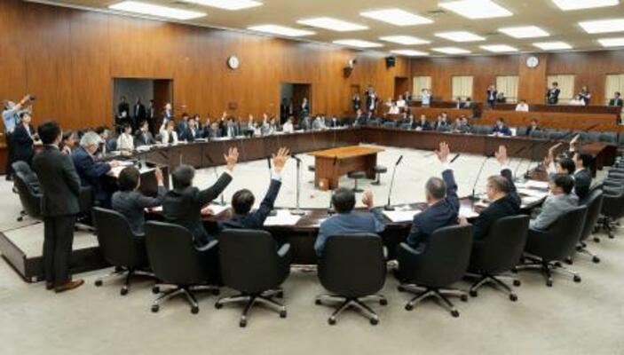 　医療保険制度改革に向けた健康保険法などの改正案を与党などの賛成多数で可決した参院厚労委＝２８日午後、国会