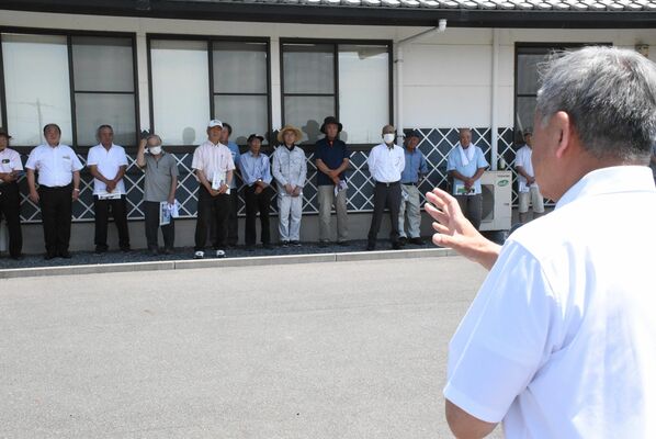 立候補予定者（右）の演説に耳を傾ける聴衆＝28日午前、小山市