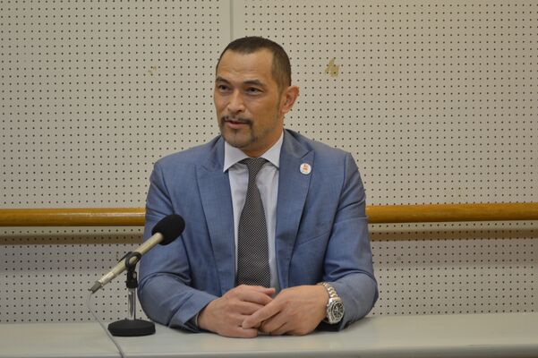 講演会前に報道陣の取材に応じた室伏さん