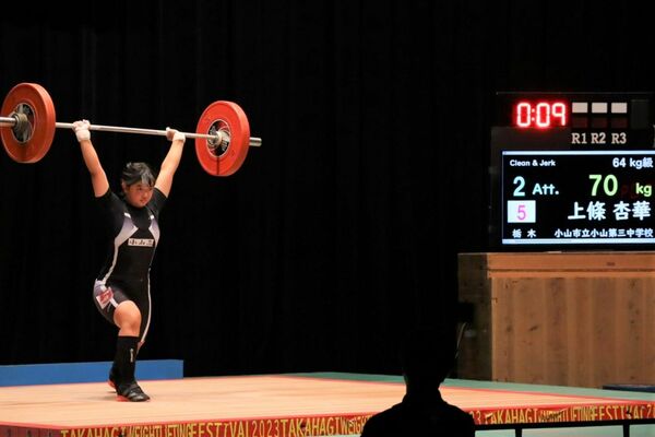 女子64キロ級　大会新のトータル１３２キロで優勝した上條（小山三）＝茨城県高萩市文化会館