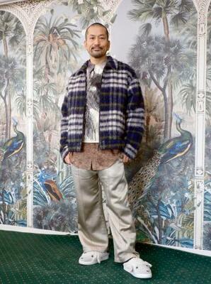 　東京・表参道のオフィスにて、アートディレクターの石井勇一さん。渋めのトーンをバランス良くまとめている