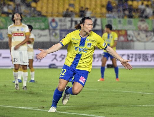 前半６分、栃木ＳＣのＦＷ宮崎が先制ゴールを決めて駆け出す＝カンセキスタジアムとちぎ