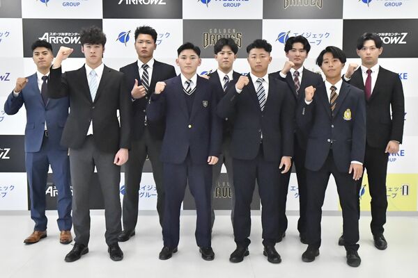 栃木ＧＢで活躍を誓う新入団選手＝エイジェックスポーツ科学総合センター