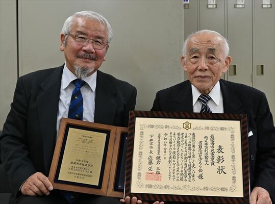 ダブル受賞を喜ぶ池田理事長（右）と平野理事