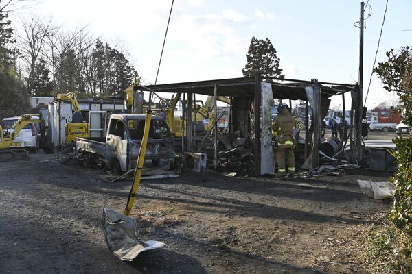 小屋などが燃えた現場＝30日午後3時40分、小山市向野