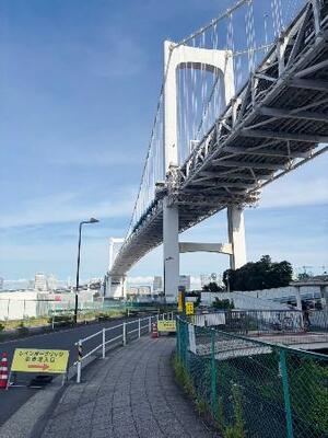 　レインボーブリッジの遊歩道への入り口周辺＝東京都港区