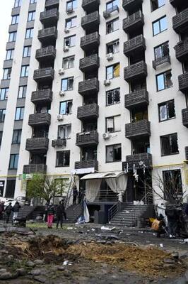 　ロシアの無人機攻撃による被害があった集合住宅＝２９日、ウクライナ首都キーウ近郊（共同）