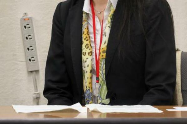 　記者会見する労災認定された女性の長女＝１０日午後、厚労省