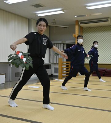 本番へ向けて猛練習する（左から）志村さん、和気愛さん、和気寿さん