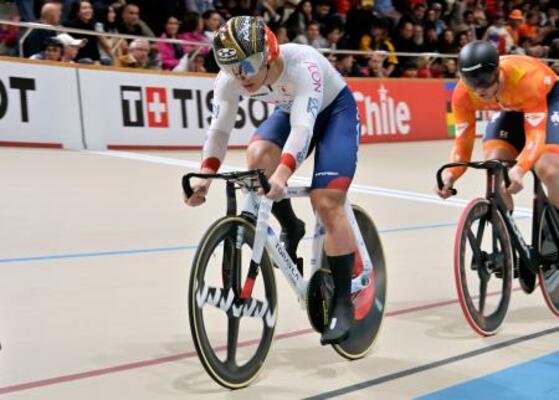 　男子ケイリン決勝の太田＝サンティアゴ（共同）