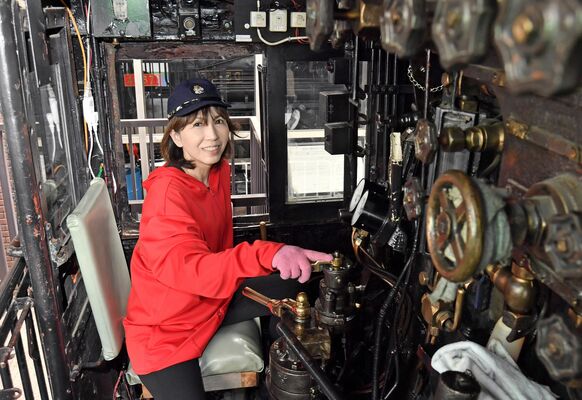 Ｄ51形の運転台で笑顔を見せる田上さん